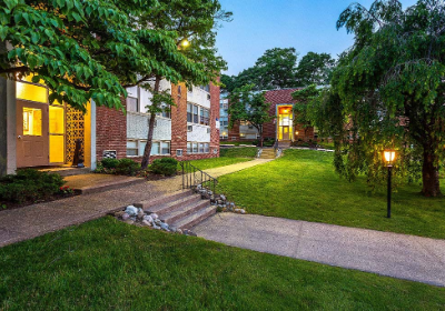 Entrance to a residential building at 柳树弯 apartments for rent in Philadelphia, PA